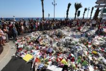 Des fleurs déposées sur la Promenade des Anglais.