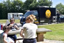 Un food truck sur une aire d'autoroute.