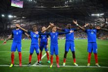 Griezmann et les Bleus fêtent la victoire contre l'Allemagne en demi-finale de l'Euro 2016, jeudi 7 juillet 2016 au Vélodrome de Marseille.