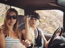 Lady Gaga au volant d'une voiture.