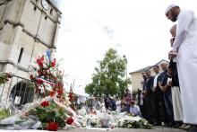 Des fidèles musulmans se recueillent devant l'église de Saint-Etienne-du-Rouvray.