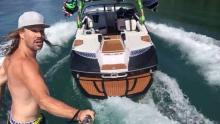 Oliver Lawson fait du wakesurf sans personne aux commandes de son bateau, laissé en mode autopilote.