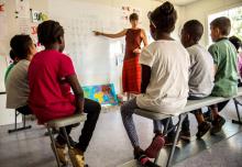 Des enfants de migrants au Dispositif d'accueil et d'enseignement de la Jungle.