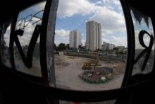 La construction d'un centre d'accueil pour migrants à Paris.