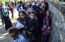 Des migrants dans un camp à la frontière de la Grèce et de la Macédoine.