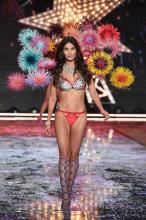 Lily Aldridge porte le "Fantasy Bra" durant le défilé Victoria's Secret de 2015. 