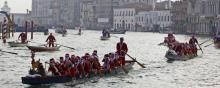 A Venise, les Pères Noël sont en gondoles.