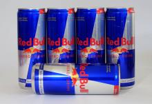 Des canettes de Red Bull. 