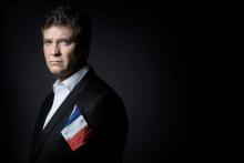 Arnaud Montebourg buste fond noir