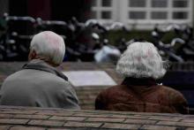 Un vieux couple, assis sur un banc