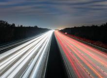 Sur une autoroute, la nuit.