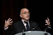 Bernard Cazeneuve discours illustration bras écarté