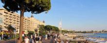 La Croisette de Cannes est très fréquentée lors des beaux jours.