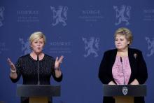 La ministre norvégienne des Finances, Siv Jensen (g) s'exprime lors d'une conférence au côté de la P