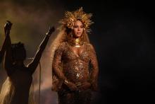 Beyoncé avec ses trophées lors des Grammy Awards le 12 février 2017 à Los Angeles en Californie