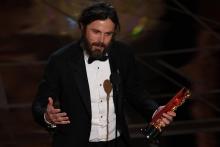 Casey Affleck avec l'Oscar du meilleur acteur dans "Manchester By The Sea" le 26 février 2017 à Holl