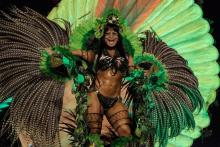 Une danseuse d'une école de samba danse lors du carnaval de Rio de Janeiro le 26 février 2017