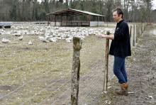 L'éleveur de canards français Bertrand Duval dans sa ferme à Bourriot-Bergonce, dans le sud-ouest de