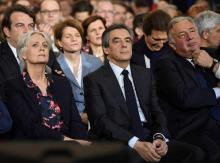 Penelope et Francois Fillon, Gérard Larcher lors du meeting du 29 janvier 2017 à Paris