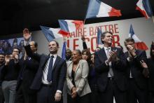 Hamon triomphant sur scène après la cérémonie d'investiture en tant que candidat du PS à la présidentielle, avec Taubira et Montebourg.