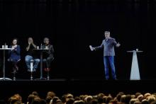 Mélenchon en meeting à Lyon en physique, et à Paris en hologramme.