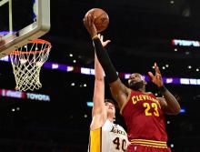 La star des Cavaliers LeBron James monte au panier contre les Lakers au Staples Center, le 19 mars 2