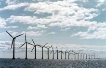 Des éoliennes en mer à trois kilomètres de Copenhague (Danemark) en mai 2001. Présent dans les éolie