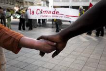 Photo prise le 02 juin 2009 à Lyon d'une chaîne humaine organisée par la Cimade et des associations 