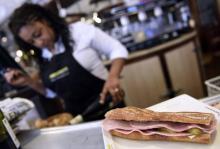 Un jambon-beurre sur le comptoir d'un bar parisien, le 4 mars 2015