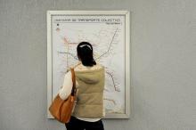 Une femme lit un plan dans une station de métro, le 3 septembre 2016 à Mexico