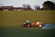 Un fermier diffuse du pesticide dans un champ à Trébons sur la Grasse le 10 décembre 2016