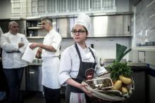 Une étudiante de l'école gastronomique Ferrandi à Paris, le 12 avril 2016