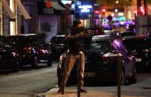 Un policier près du lieu de la fusillade sur les Champs Elysées à Paris le 20 avril 2017