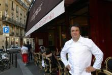 Le chef Yves Camdeborde devant son bistrot "Le Comptoir" le 31 août 2005