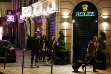 Des gens quittent une rue proche des Champs-Elysées à Paris après la fusillade, le 20 avril 2017