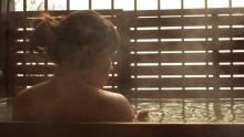 Une femme dans un bain chaud.