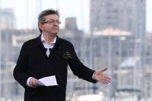 Le candidat de La France insoumise à l'élection présidentielle, Jean-Luc Mélenchon (g), lors d'une r