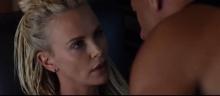 Après la déclaration de Vin Diesel qui a affirmé que Charlize Theron avait apprécié leur baiser dans Fast and Furious 8, l'actrice l'a remis à sa place lundi dans l'émission "The Ellen Show". Pour elle son partenaire confond la réalité et la fiction.