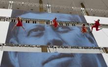 Des danseurs du groupe Bandaloop sur le portrait de l'ancien président John F. Kennedy, lors des cél