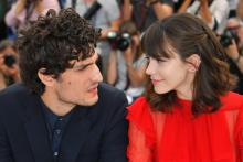 Le réalisateur Michel Hazanavicius fait mine d'embrasser l'acteur Louis Garrel, pour la présentation