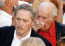 L'acteur Victor Lanoux (G), en compagnie de l'acteur Jacques Balutin, quitte le 11 septembre 2009 l'