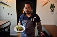 Le chef français Tomy Gousset dans son restaurant à Paris, le 11 mai 2017