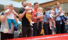 Des parents avec leur bébé pour "la course des bébés" à Vilnius, en Lituanie, le 1er juin 2017