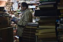 Jose Alberto Gutierrez au milieu des livres entassés dans sa bibliothèque à son domicile de Bogota l