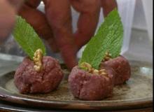 Un tartare de boeuf préparé par Nabil Attar, réfugié de Damas, à Pantin, près de Paris, le 12 juin 2