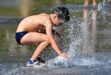 Un enfant joue avec une fontaine à Montpellier, en France