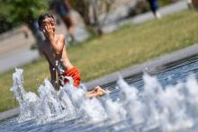 Des personnes se rafraîchissent dans le Miroir d'eau à Bordeaux, le 19 juin 2017