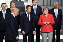 Donald Trump (g), Emmanuel Macron (c) et Angela Merkel (d), le 25 mai 2017 à Bruxelles