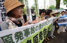 Manifestation devant le tribunal au premier jour du procès de trois ex-dirigeants de Tepco, compagni