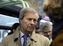 Vincent Bolloré dans le bus électrique "Bluebus" de la RATP, fabriqué par le groupe Bolloré, à Paris